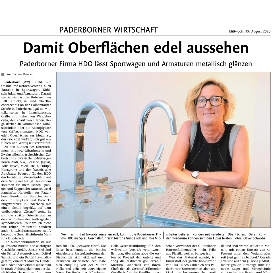HDO Mitarbeiterin präsentiert silberne glänzende Oberflächen