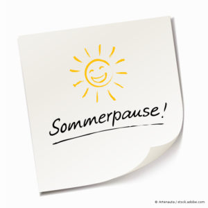 Weiße Notizzettel mit gelber Sonne und handschriftlichem Text "Sommerpause!"
