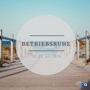 Holzsteg am Strand mit Blick auf das Meer unter blauem Himmel, darüber der Text Betriebsruhe 10.-23. Juli 2023 in einem transparenten weißen Kreis