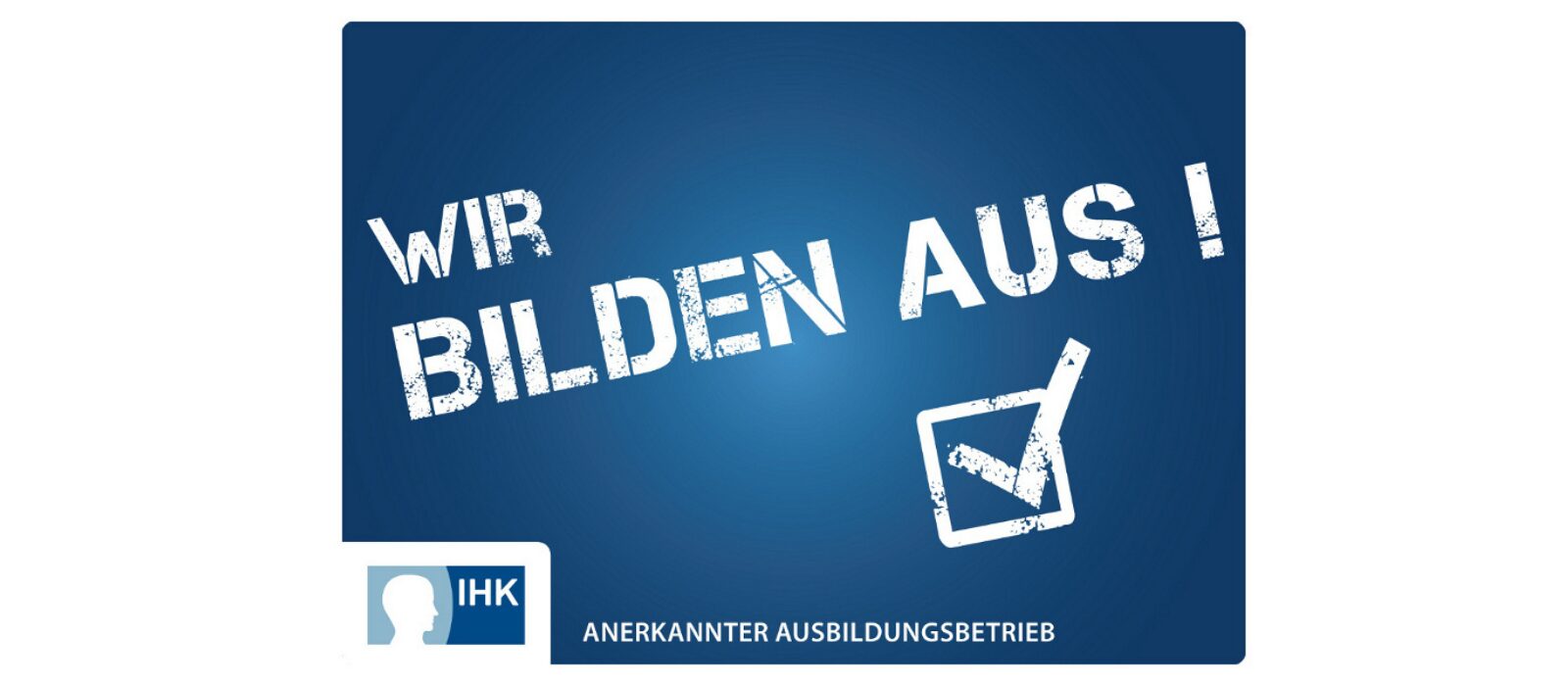 Blauer Sticker der IHK mit der Schrift Wir bilden aus!