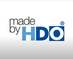 Logo mit dem Schriftzug made by HDO, wobei HDO in verschiedenen Blautönen und großer Schrift dargestellt ist und ein registriertes Markenzeichen (®) oben rechts am Buchstaben O angebracht ist.
