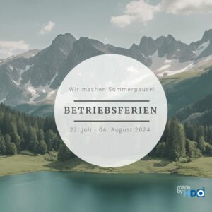 Berglandschaft mit See im Vordergrund und Tannenwald vor schroffen Bergen, darüber Himmel mit Wolken, Text in weißem Kreis "Wir machen Sommerpause! Betriebsferien 22. Juli - 04. August 2024"
