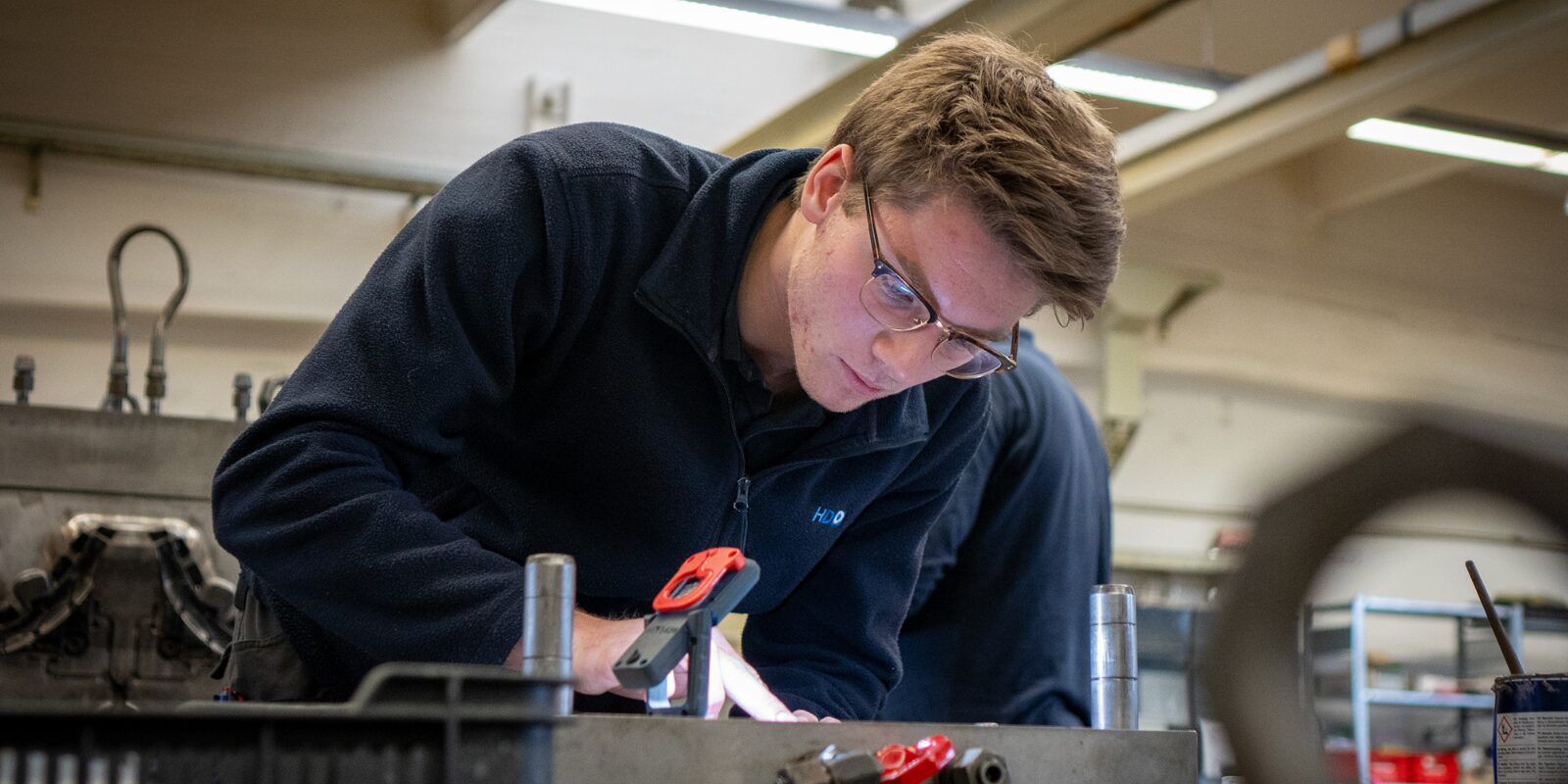 HDO Azubi bei der Arbeit in der Werkstatt