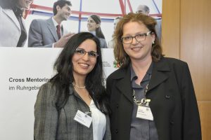 Zwei Absolventinnen beim Abschluss des Crossmentorings OWL