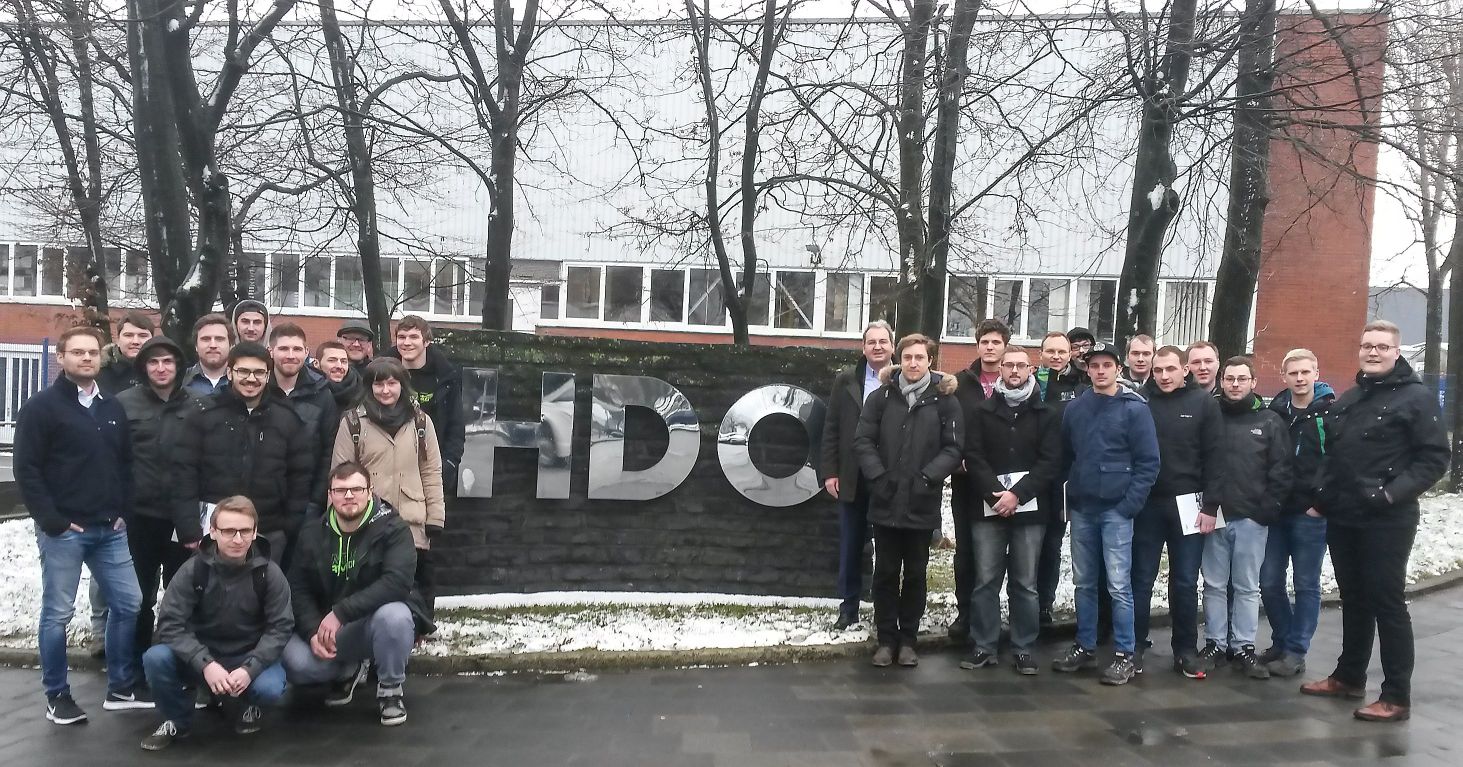 Gruppenbild der Studierenden der Hochschule-Hamm Lippstadt beim besuch des HDO Werks in Paderborn