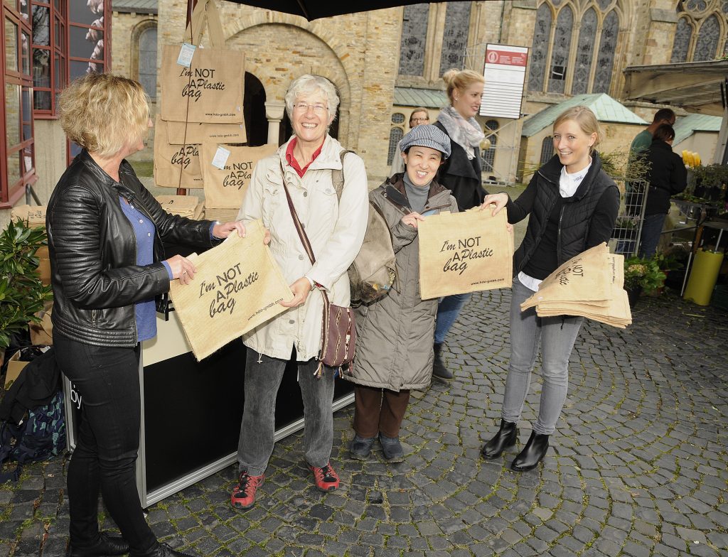 HDO Mitarbeiterin verteilt Jute Beutel auf dem Paderborner Wochenmarkt