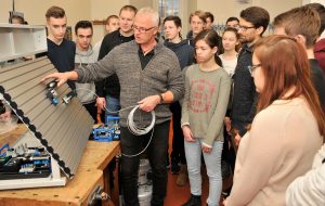 Schülerinnen und Schüler der Realschule Schloss Neuhaus beobachten einen HDO Mitarbeiter beim Vorführen von Produkten