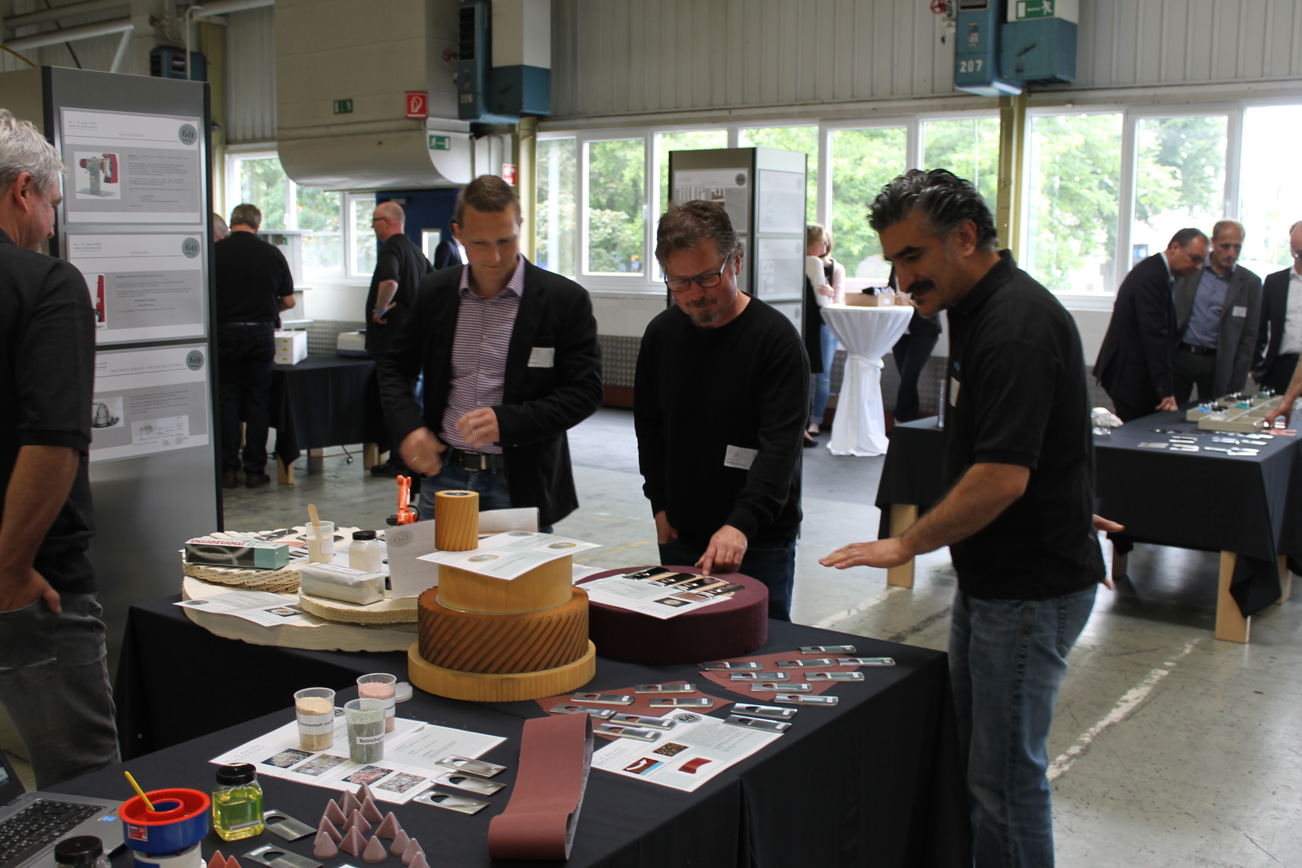 Interessierte schauen sich Modelle an den HDO Technologietagen an