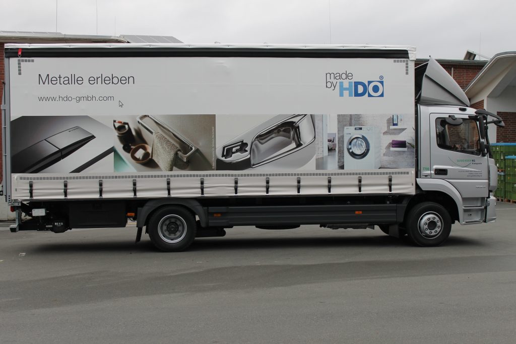 Seitenansicht des LKWs mit der HDO Verkehrsmittelwerbung