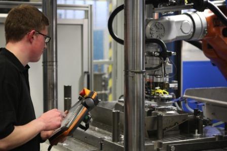 HDO Mitarbeiter überprüft die Arbeit einer Maschine in der Produktion