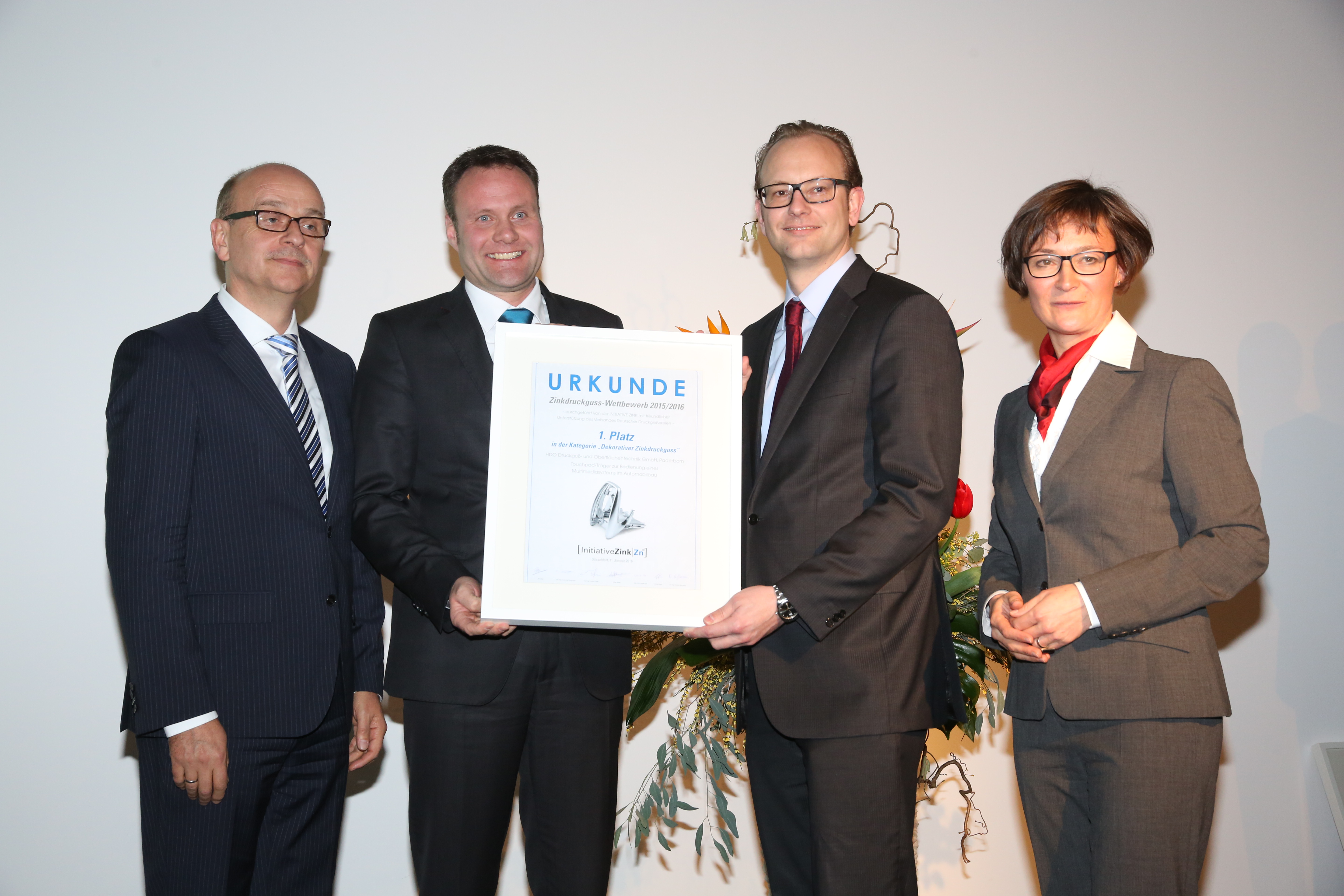 Übergabe der Gewinnerurkunde beim internationalen Zinkdruckgusswettbewerbs 2015 / 2016