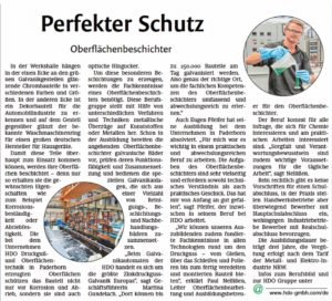 Zeitungsartikel mit dem Titel 'Perfekter Schutz' über Oberflächenbeschichter, der Text beschreibt die Arbeit bei HDO in einer Werkhalle mit galvanisierten Chrombauteilen und dekorativen Autoteilen, zwei runde Bilder zeigen eine Produktionshalle mit orangefarbenen Teilen und einen Mann mit blauen Handschuhen, der eine grüne Flüssigkeit abmisst, Bezug zur Firma HDO wird im Text mehrfach genannt.
