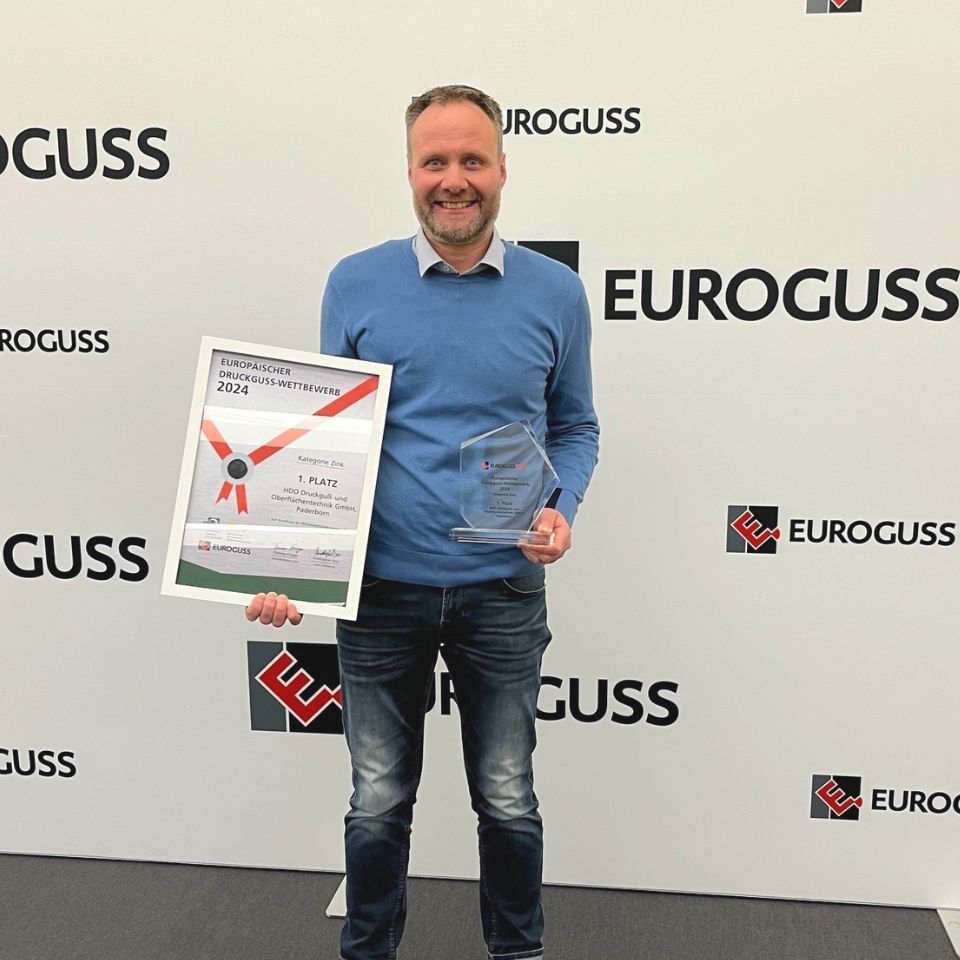 Michael Schäfers, Vertriebsleiter bei HDO, nimmt den ersten Preis des Europäischen Druckgusswettbewerbs entgegen.