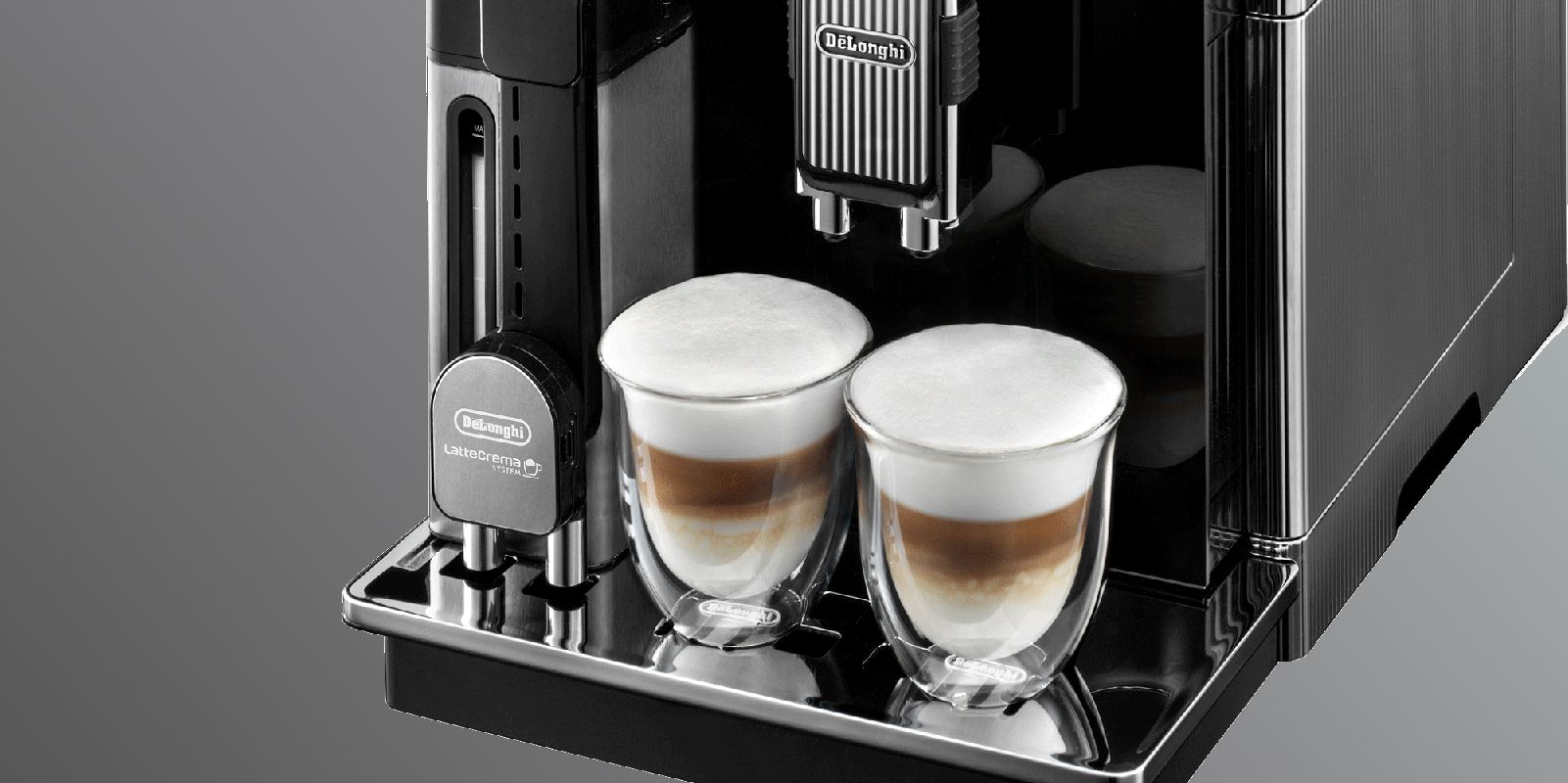 Kaffeevollautomat brüht zwei Cappuccinos auf