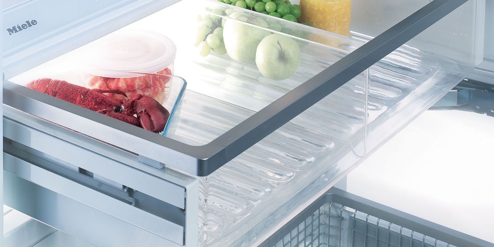 Kühlfach eines Kühlschranks gefüllt mit Meerestieren und Früchten
