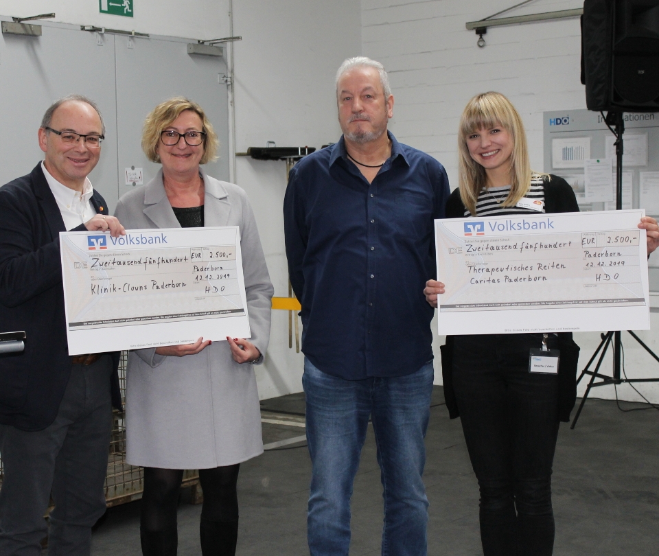 HDO Mitarbeiter bei der Scheckübergabe der Spenden