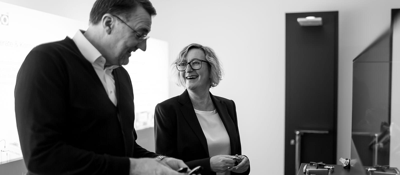 Werner Beneken und Martina Gundelach unterhalten sich