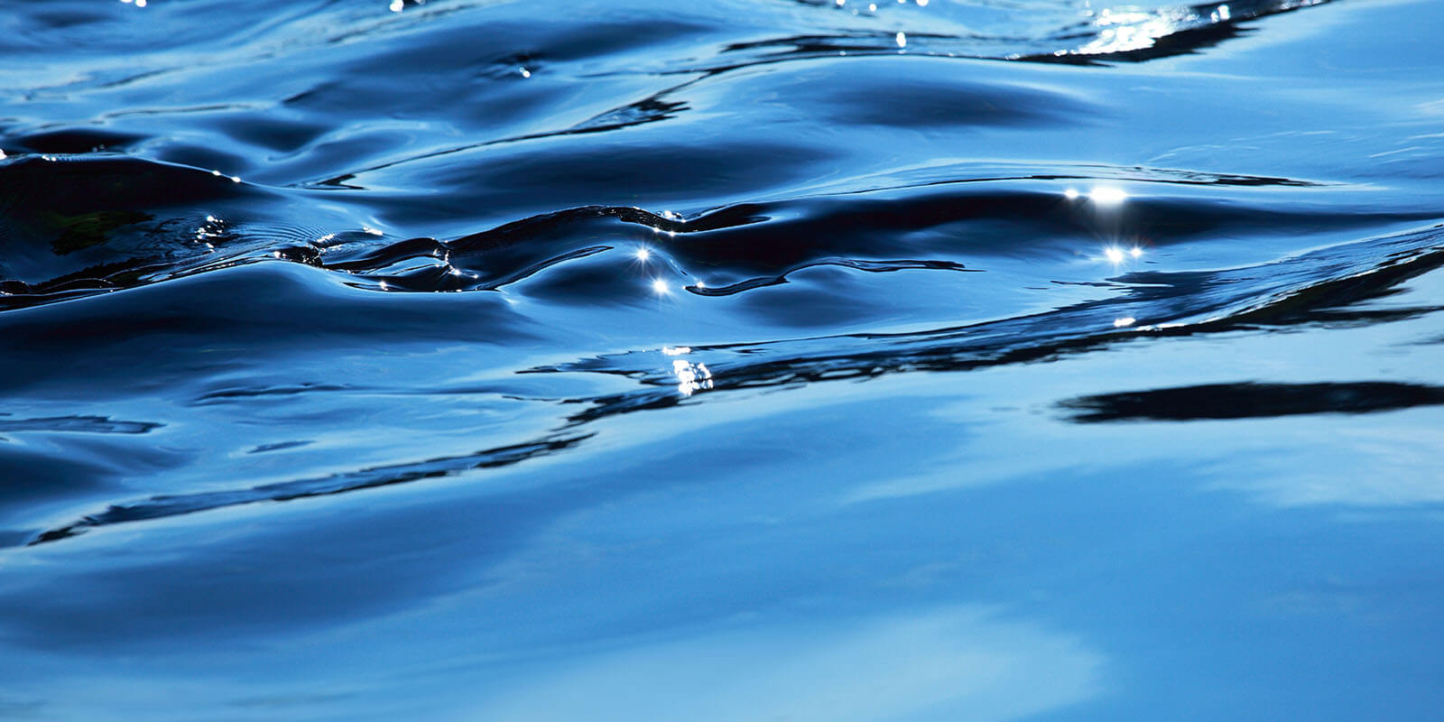 Blaues Wasser als Symbol für Umweltmanagement