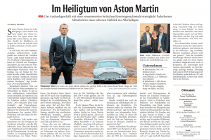 Zeitungsartikel mit der Überschrift 'Im Heiligtum von Aston Martin' und dem hervorgehobenen Begriff 'HDO' in einer Einführung. Links ein Foto eines Mannes in Anzug vor einem blauen Aston Martin Oldtimer, in der Mitte eine Aufnahme des gleichen Autos bei nebligem, herbstlichem Hintergrund, rechts ein Gruppenfoto von drei Personen, die das Team von HDO repräsentieren. Der Artikel beschreibt die Zusammenarbeit von HDO mit Aston Martin und deren hochwertige Autoteileproduktion in Paderborn.