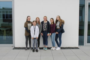 Gruppenbild vor dem Gebäude der HDO am Girls Day