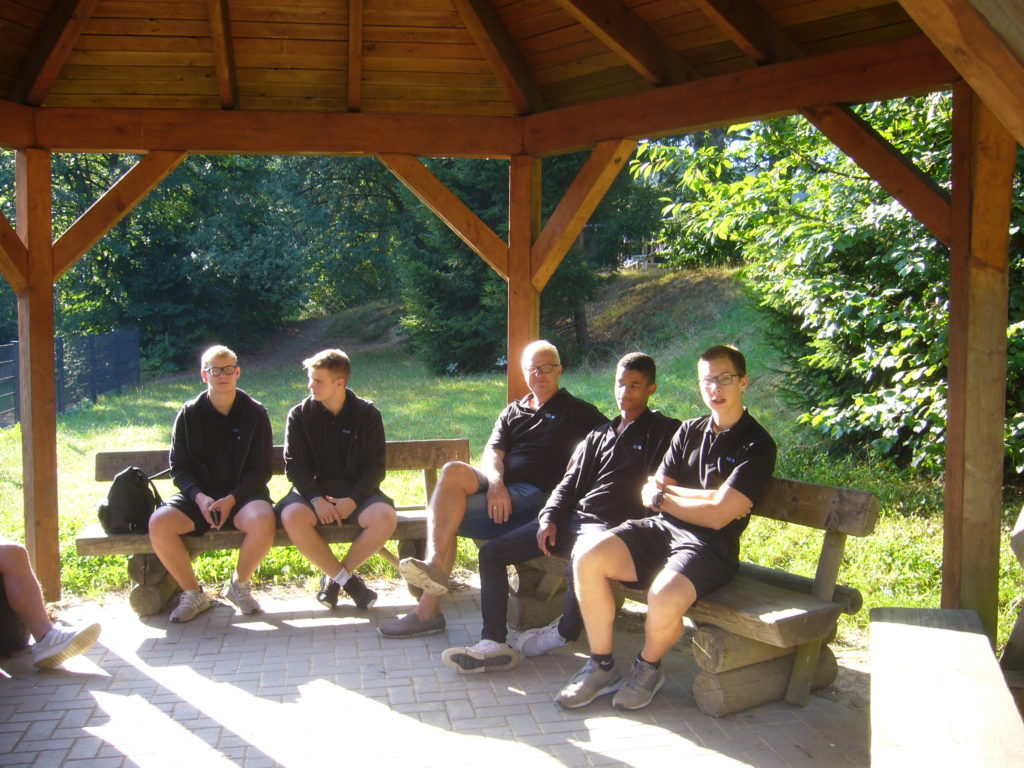 Gruppenbild der HDO Auszubildenden auf einer Bank