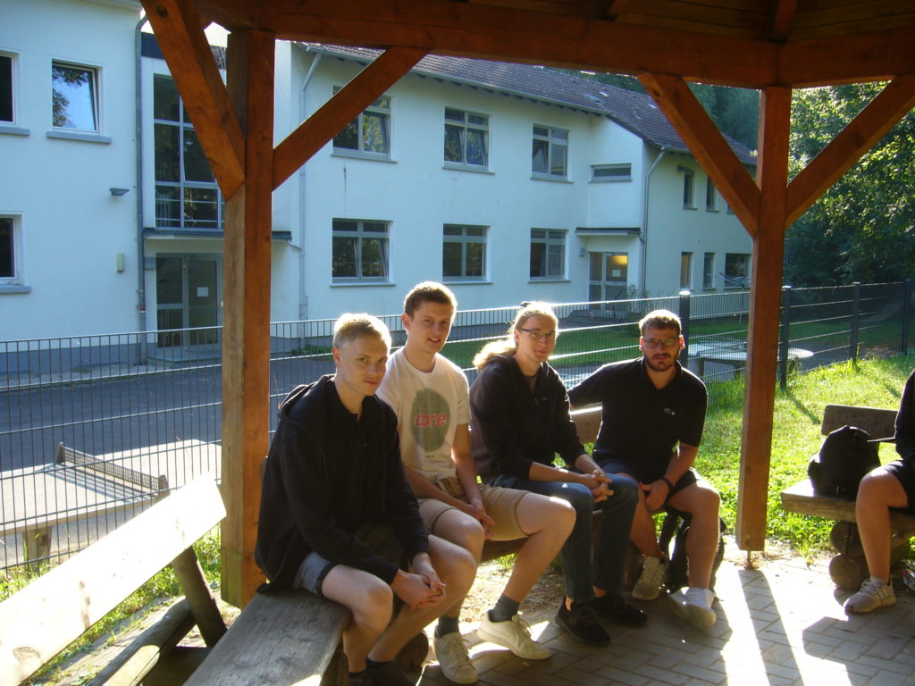 Gruppenbild der HDO Auszubildenden auf einer Bank