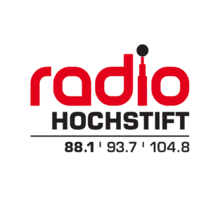 Logo von Radio Hochstift mit rotem Schriftzug ‚radio‘ und schwarz geschriebenem ‚HOCHSTIFT‘ darunter, darunter eine Linie und die Frequenzen 88.1, 93.7 und 104.8 in Schwarz.