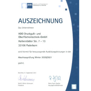 Urkunde der Industrie- und Handelskammer Ostwestfalen zu Bielefeld für die HDO Druckguß- und Oberflächentechnik-GmbH, ausgezeichnet für herausragende Ausbildungsleistungen in der Abschlussprüfung Winter 2020/2021, unterschrieben von Wolf D. Meier-Scheuven und Petra Pigerl-Radtke, datiert Bielefeld, 21. September 2021.